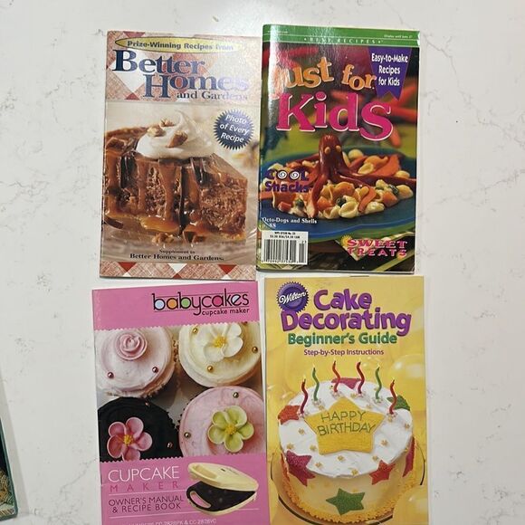 Vintage cookie and cake baking and decorating booklets.  7 booklets total. - Picture 2 of 5